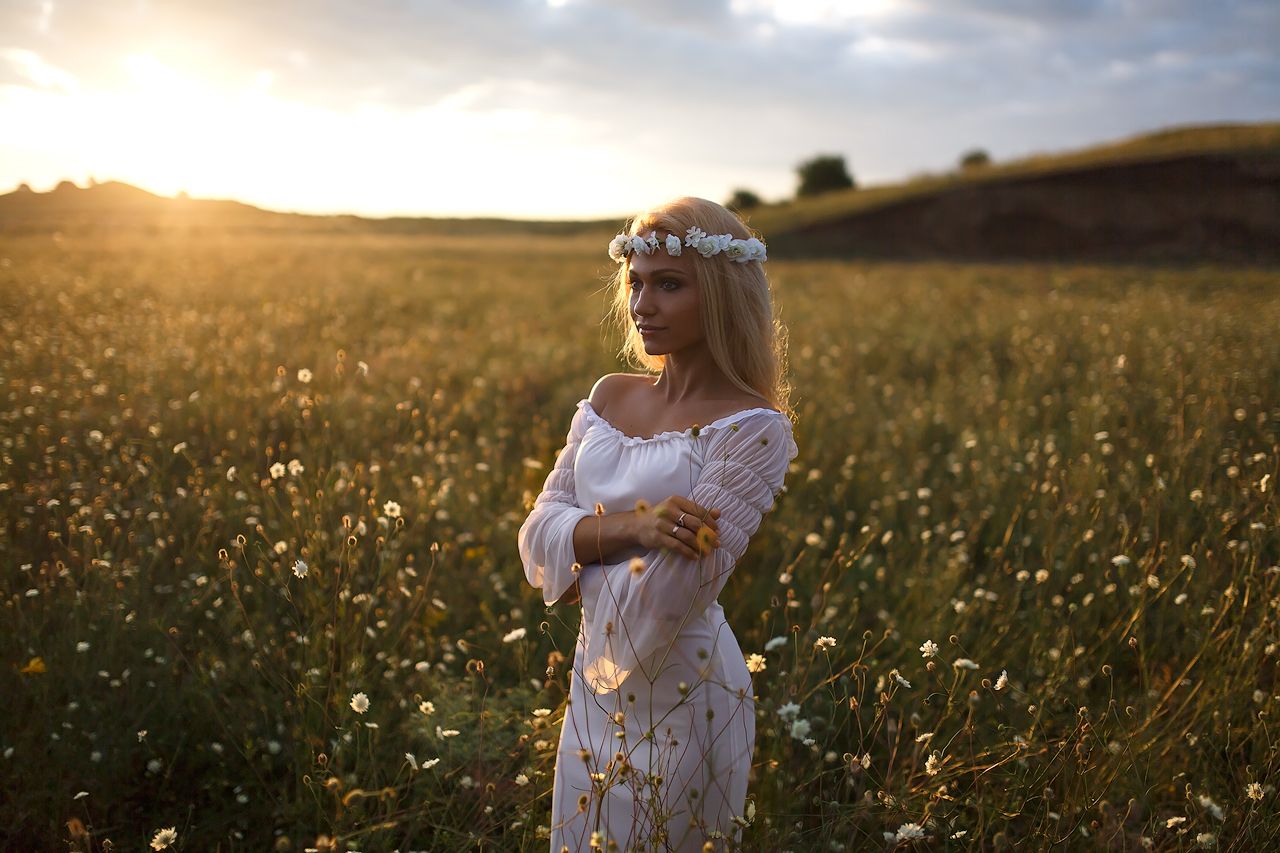 Girls in Slavic costumes in Chittagong